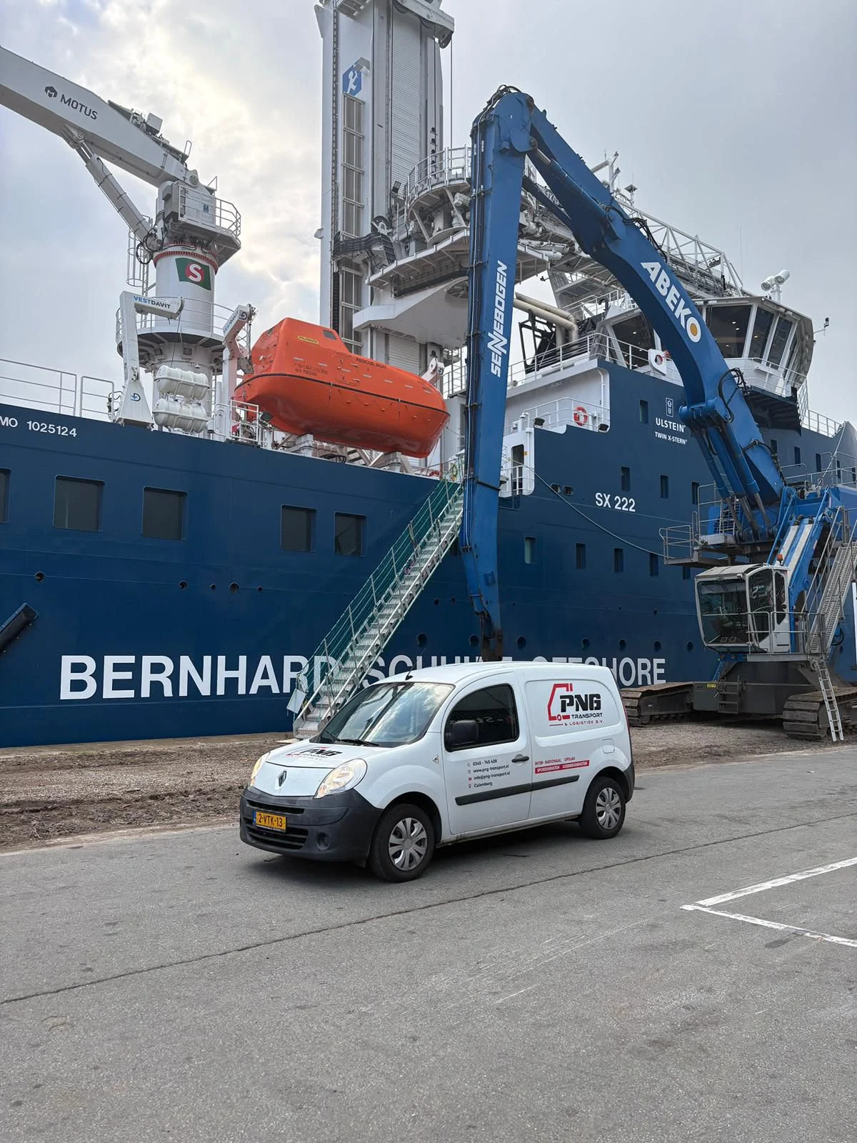 PNG koerierswagen bij een schip