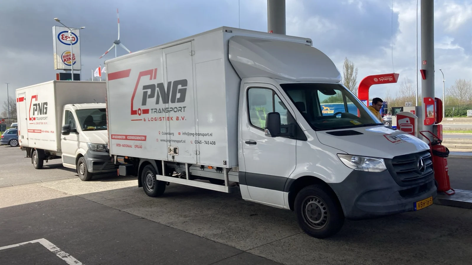 Twee PNG Transport bakwagens onderweg
